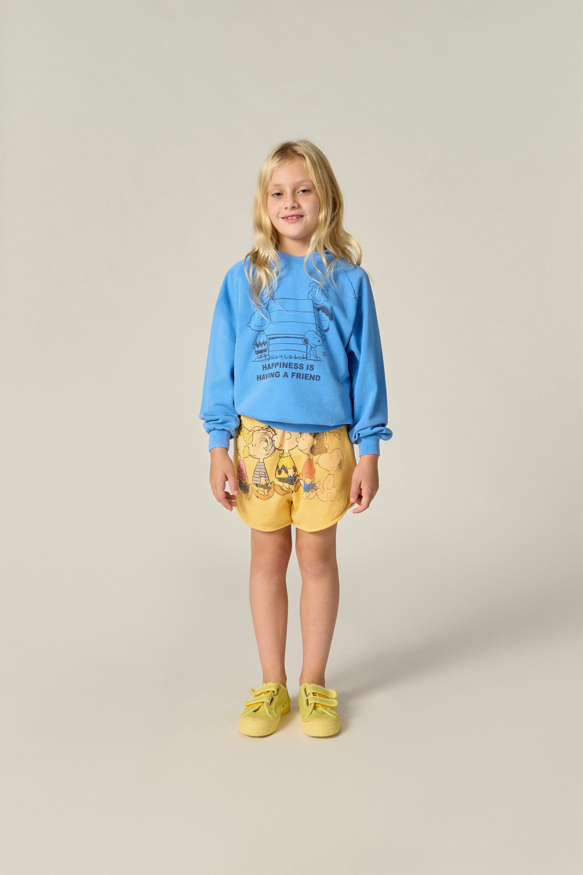 Sudadera azul Peanuts. Dibujo central de todos los amigos de Snoopy.