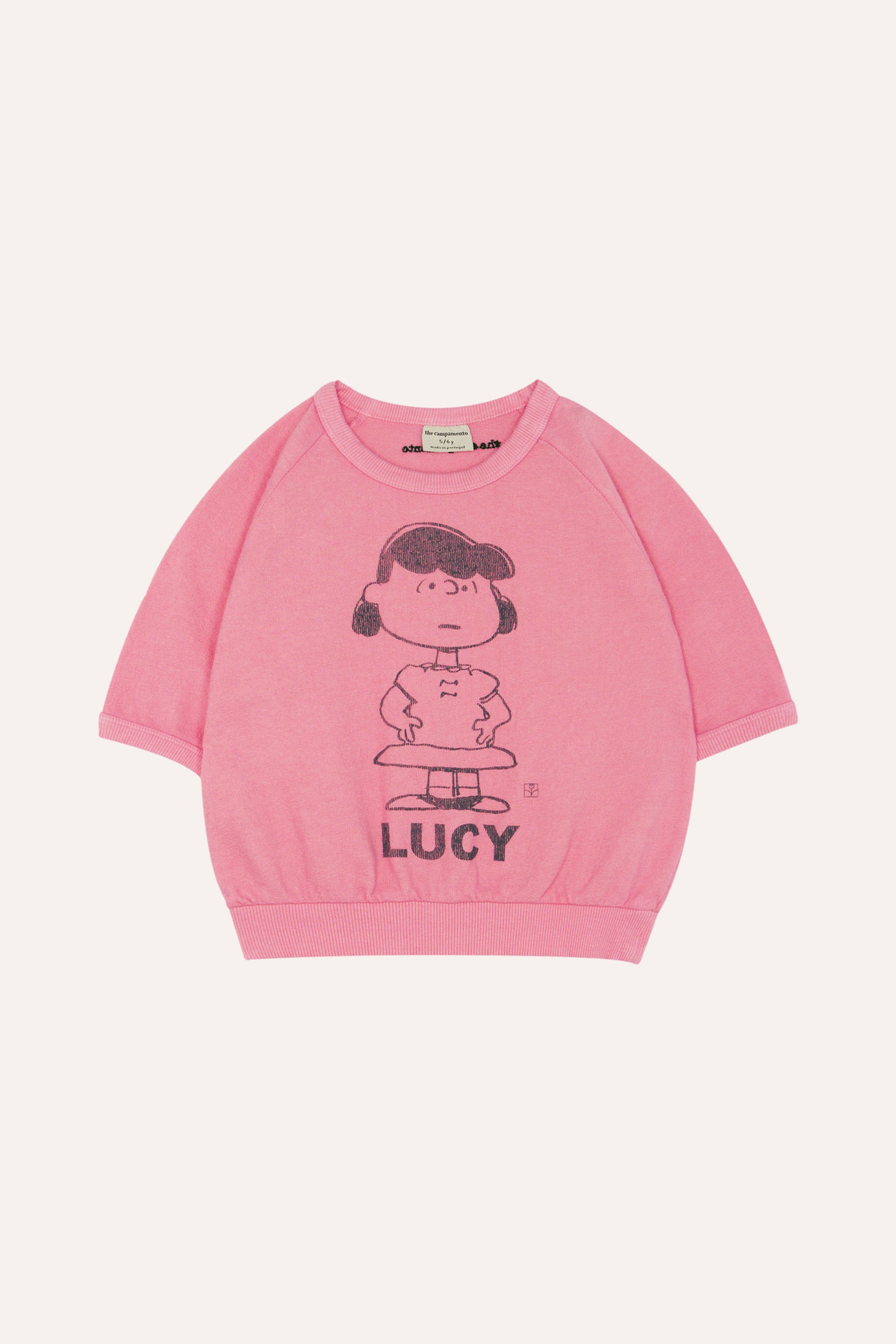 Camiseta sudadera de manga media. Color rosa con estampado peanuts de Lucy en el centro de la camiseta.
