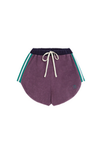 Pantalón corto lila com estas laterales verdes y blancas. Muy vintage.