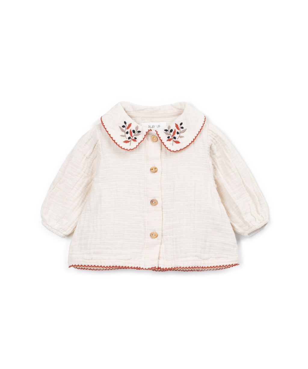 Camisa con cuello floreado