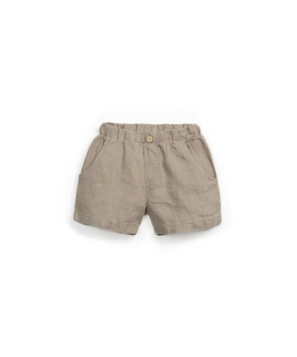 Pantalón corto de lino marrón con botón de coco