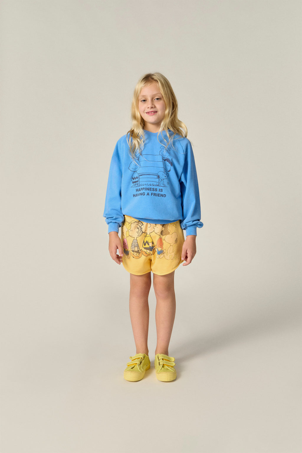 Sudadera azul Peanuts. Dibujo central de todos los amigos de Snoopy.
