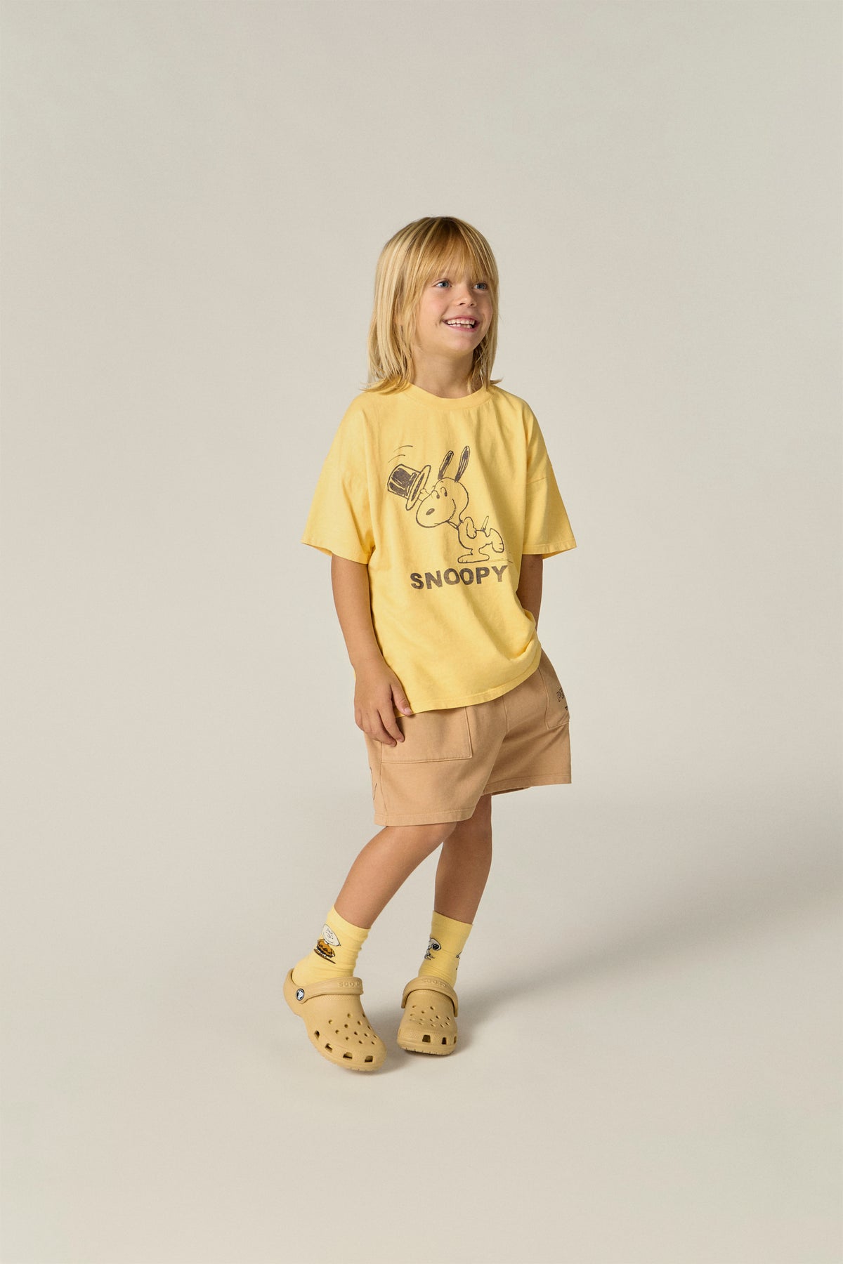 Camiseta manga corta amarilla del snoopy. Estampado en ambas caras.
