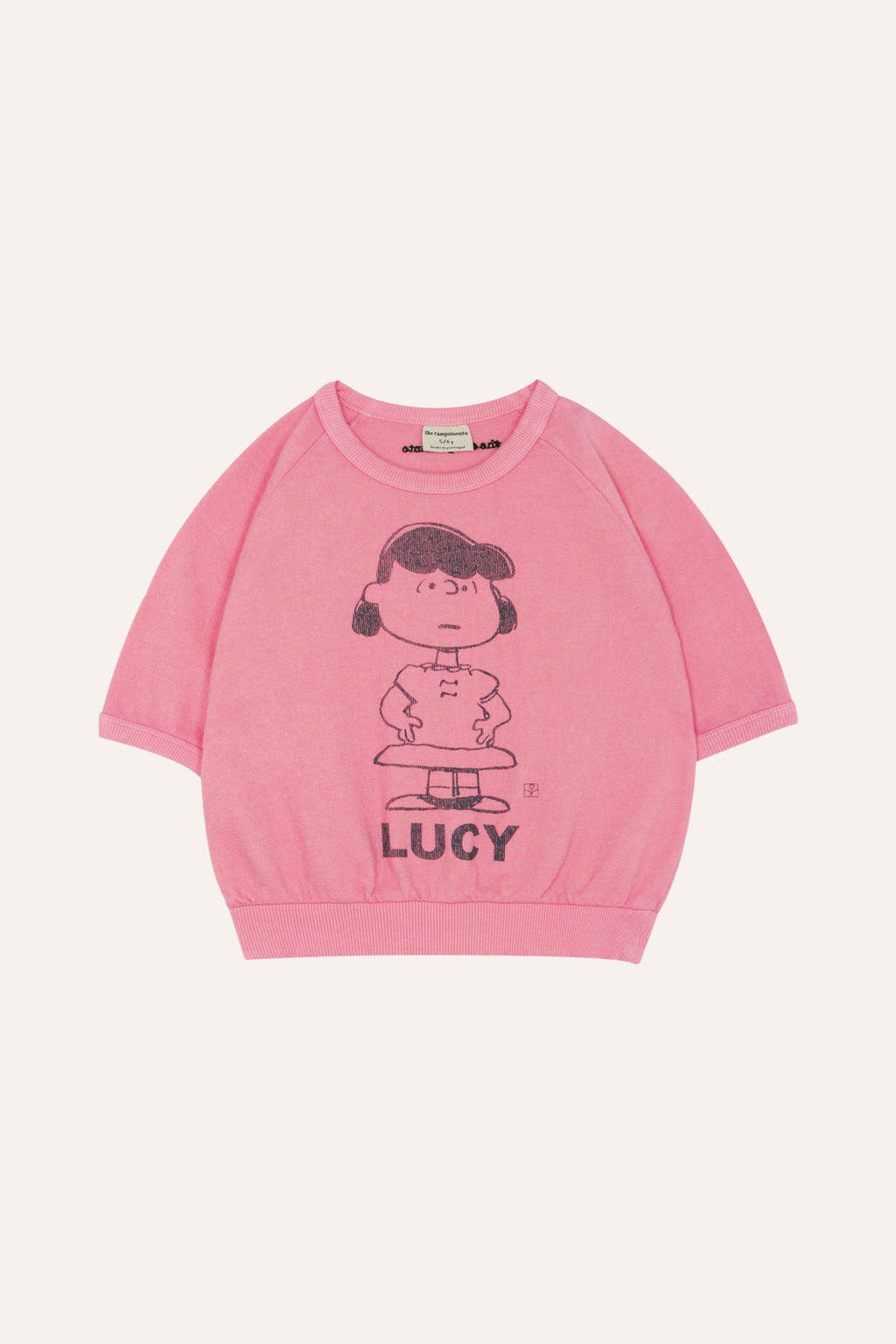 Camiseta sudadera de manga media. Color rosa con estampado peanuts de Lucy en el centro de la camiseta. 
