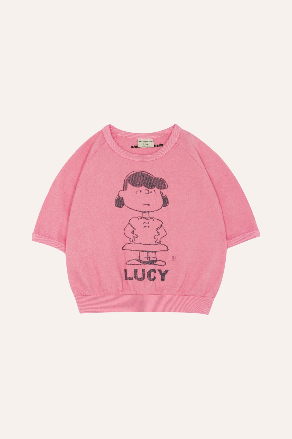Camiseta sudadera de manga media. Color rosa con estampado peanuts de Lucy en el centro de la camiseta. 