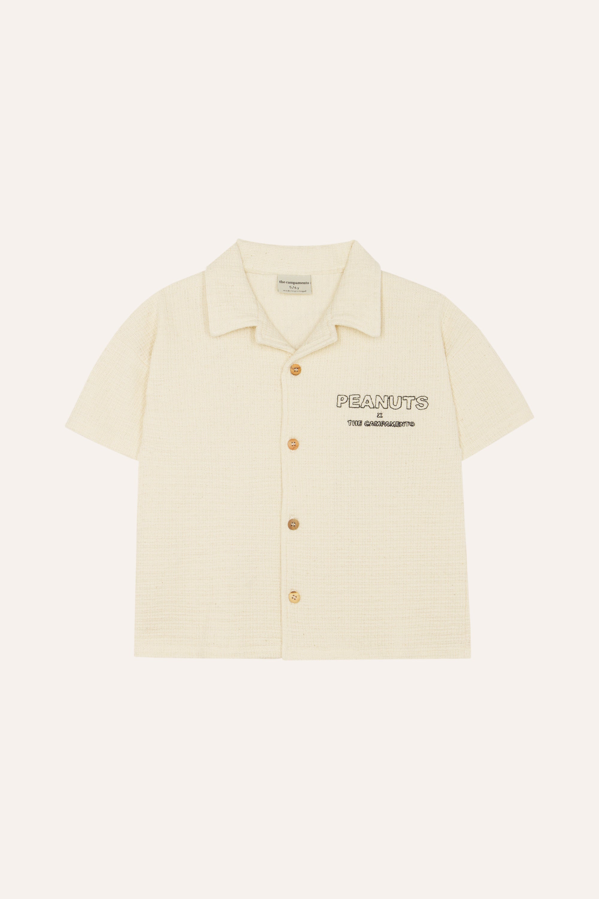 Sobre Camisa con botones peanuts. 
Espalda con dibujo de snoopy y personaje peanuts. Mucho estilo.