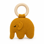 Sonajero elefante de crochet MONPETIT mostaza con aro de madera